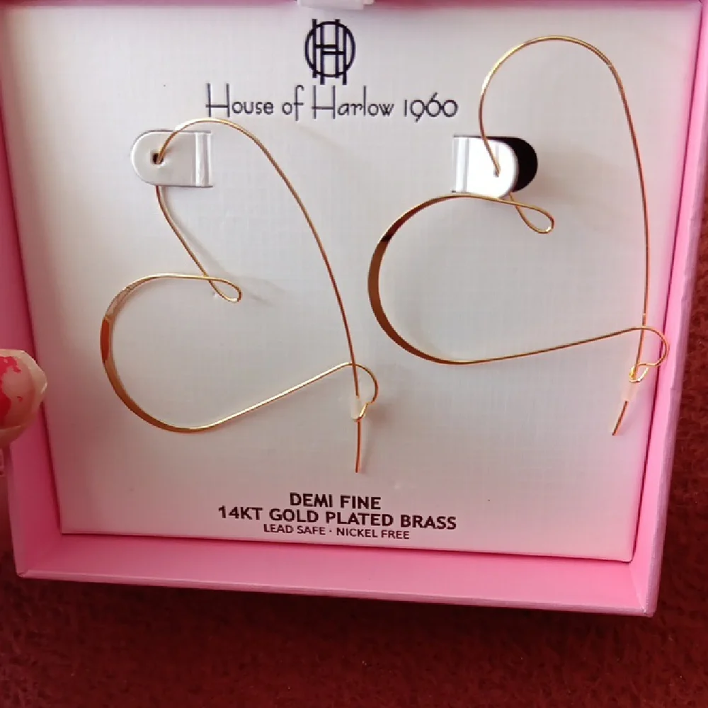 House of Harlow 1960 Gold Heart Hoop Earrings - Picture 3 of 3